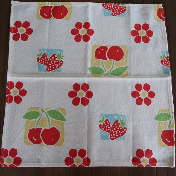 5 FUN and FAB Fruit & Flowers Fabric Dinner Napkins - Picture 3 of 5